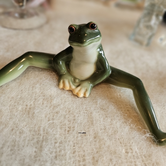 Adorable Porcelain Frog - Picture 2 of 4